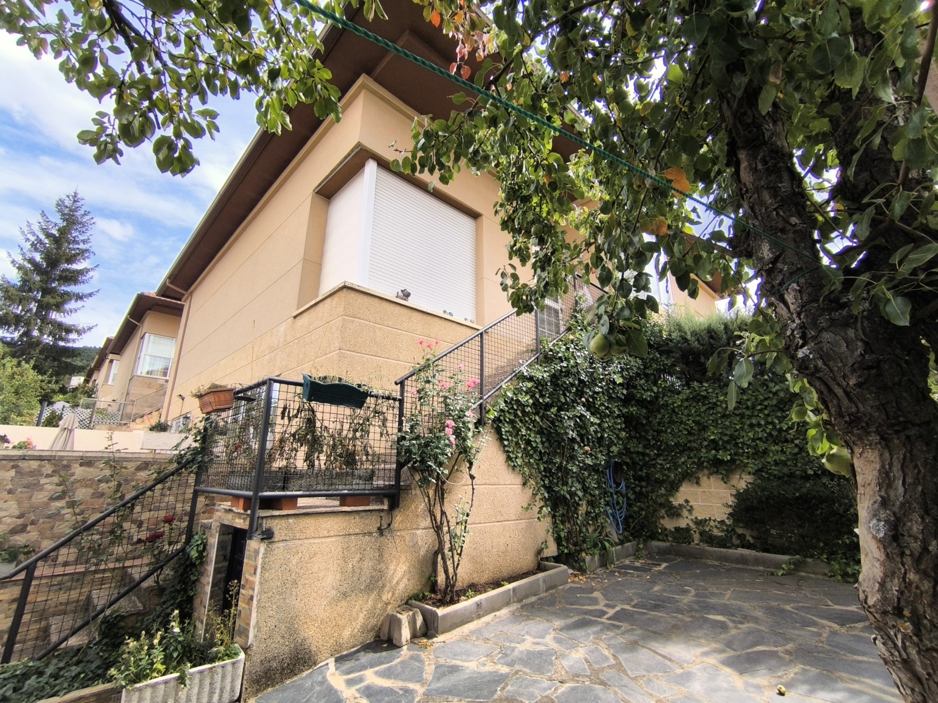 VIVIENDA DÚPLEX CON PATIO AJARDINADO- URBANIZACIÓN CON PISCINAS Y CANCHA DE TENIS - PRECIO DE VENTA 245.000€