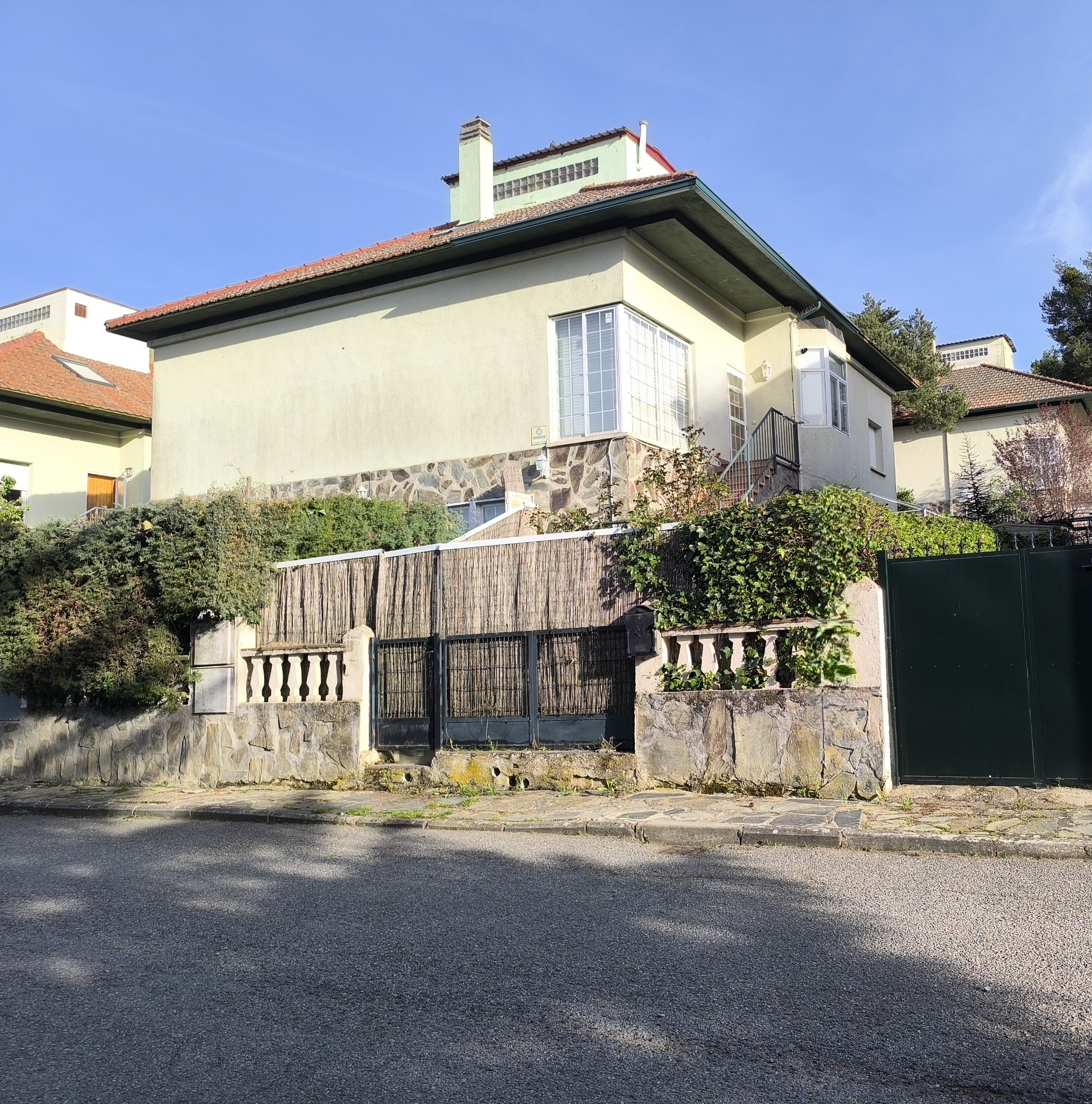 VIVIENDA DÚPLEX CON JARDÍN- PRECIO DE VENTA 295.000€- URB. CON ZONAS COMUNES-PISCINA Y CANCHA DE TENIS