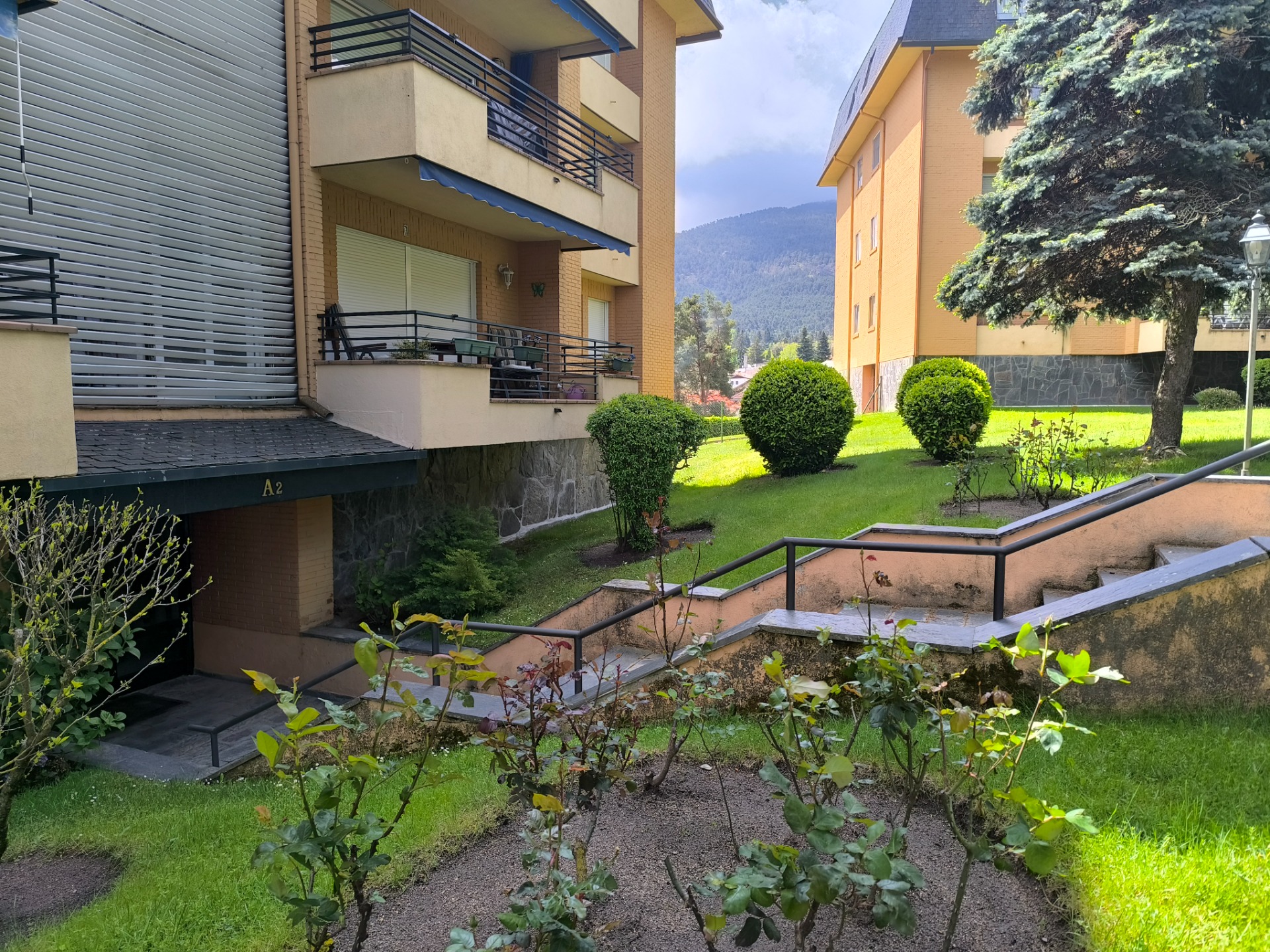 AMPLIO PISO EN URBANIZACION LOS CORZOS DE SAN RAFAEL, SEGOVIA  Precioso Piso en Residencial "Los Corzos I" de San Rafael, Segovia. Zonas Comunes con Jardines, Piscina de Verano y Climatizada, Sauna, y Pista de Tenis. PRECIO DE VENTA 265.000€